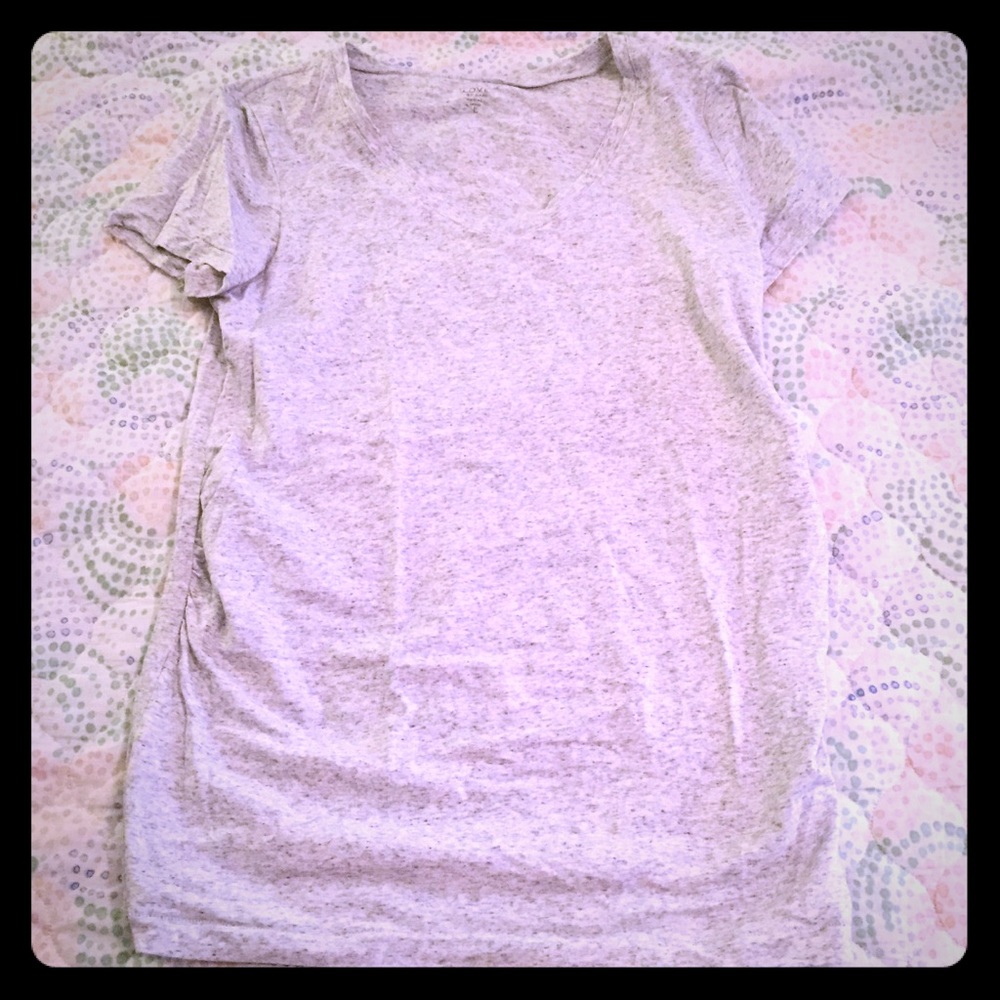 Gap maternity short sleeve v neck tee euc